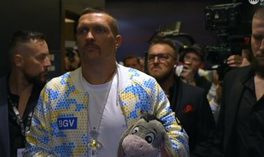 ВИДЕО. Усик прибыл с игрушкой на арену поединка против Тайсона Фьюри