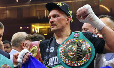 ФОТО. Абсолютний чемпіон! Усик приміряв новий чемпіонський пояс від WBC