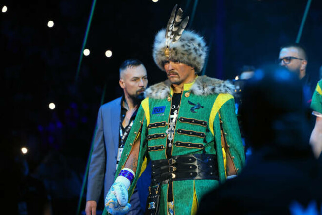Промоутер Усика пояснил костюм украинца на бой с Фьюри