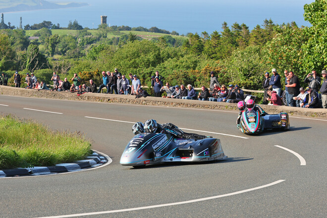 Isle of Man TT. Раян та Каллум Кроу перемогли у класі Sidecar