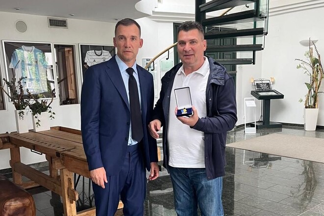 Шевченко нагородив відомого тренера ювілейною медаллю УАФ