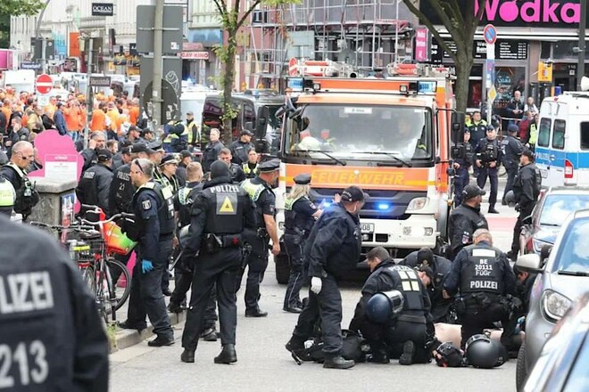 ВИДЕО. Полиция Гамбурга стреляла в мужчину, который угрожал фанам киркой