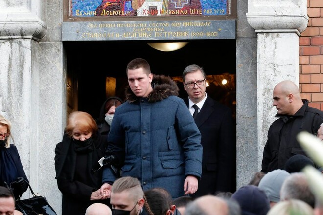 ВИДЕО. Сын президента Сербии хотел ворваться в драку с английскими фанатами