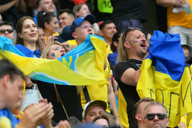 ФОТО. Болельщики сборной Украины ярко поддерживают сине-желтую команду