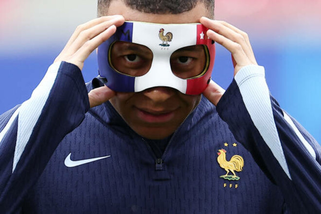 Обнародовано фото маски, в которой Мбаппе сыграет с Нидерландами на Евро