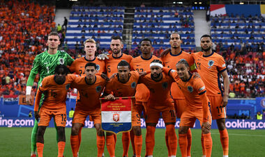 Почему Нидерланды играют в оранжевом, хотя этого цвета нет на их флаге