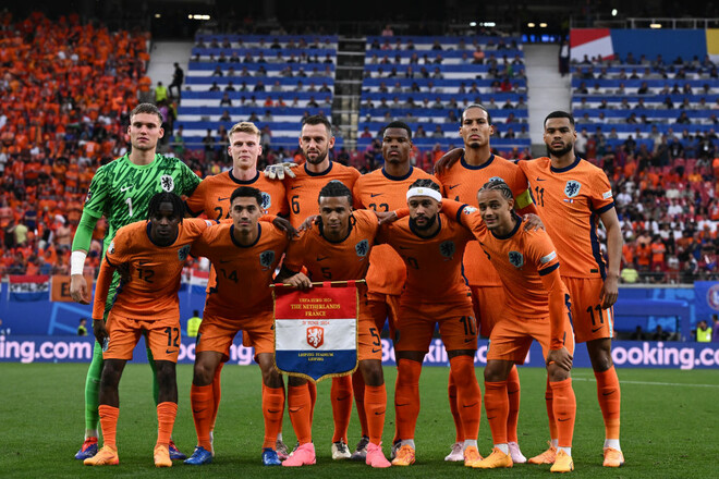 Почему Нидерланды играют в оранжевом, хотя этого цвета нет на их флаге