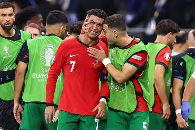 ФОТО. Роналду расплакался на поле после незабитого пенальти на Евро-2024