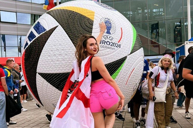 ФОТО 18+. Украинская модель полностью оголила грудь на стадионе Евро-2024