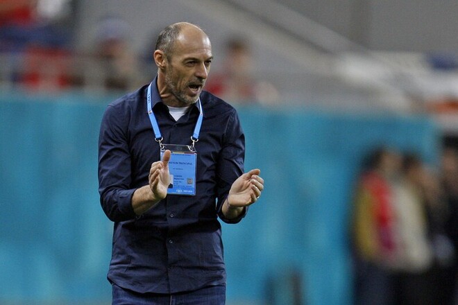 ВІДЕО. В Румунії тренер отримав дві картки за 20 секунд і не заспокоївся