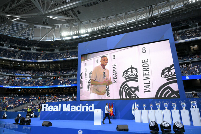 ФОТО. Мбаппе подписал контракт с Реалом и показал футболку с номером