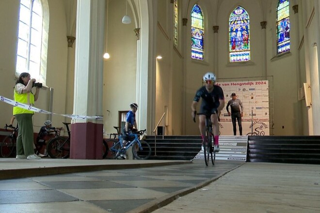 ВІДЕО. Велогонка в Нідерландах стартувала з приміщення церкви