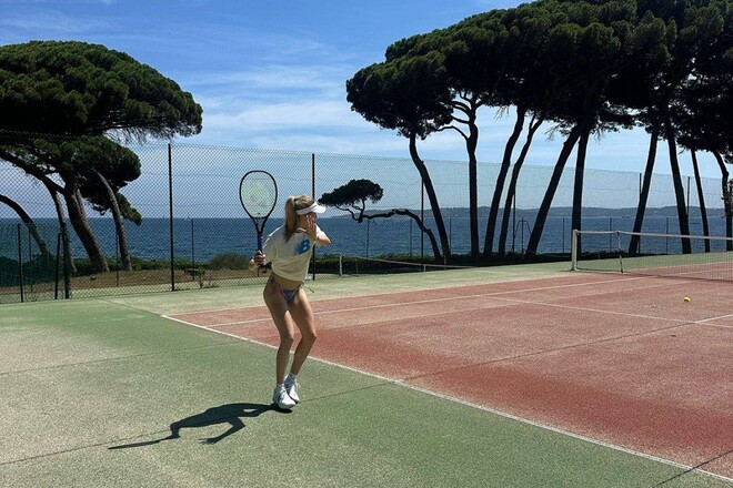 ФОТО. Одна з найсексуальніших тенісисток потренувалася в бікіні на корті