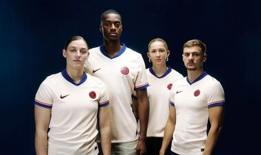 ФОТО. Мудрик презентовал новую выездную форму Челси на сезон 2024/25