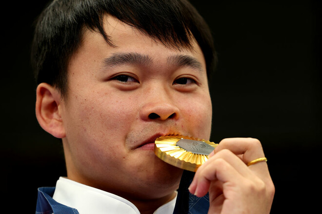 Китаец выиграл золото в стрельбе из пистолета с 10 метров на ОИ-2024