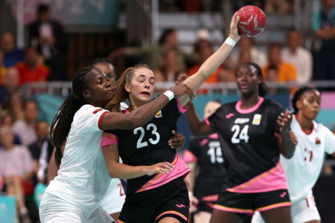 Испания неожиданно проиграла Анголе в женском гандбольном турнире ОИ-2024