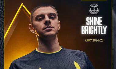 ФОТО. Миколенко презентовал новый комплект формы Эвертона