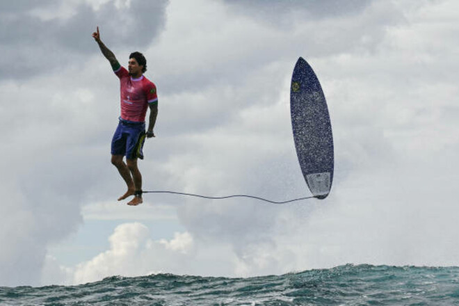 ФОТО. Неймовірний знімок у серфінгу. Змагання ОІ проводяться на Таїті