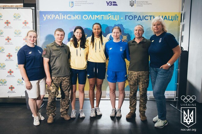 ФОТО. Украинские шпажистки первыми вернулись домой с Олимпиады