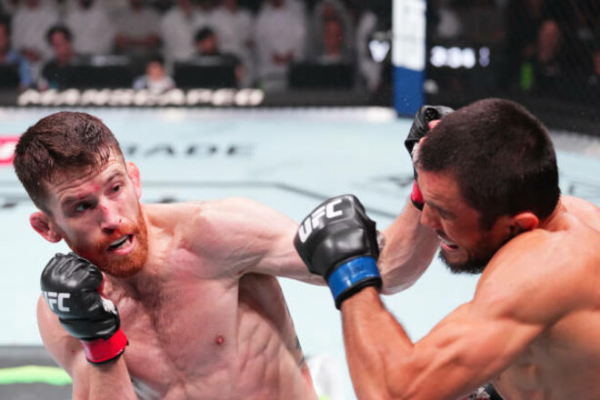 Кори Сэндхаген проиграл по очкам в главном бою UFC в Абу-Даби
