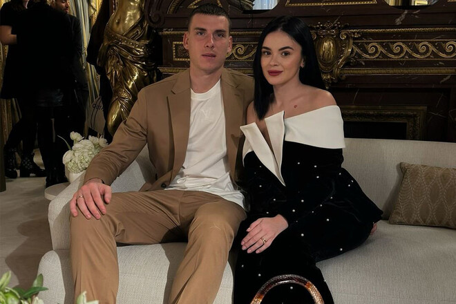 ВИДЕО. Лунин с женой прогулялись на презентацию Louis Vuitton. Что купили?