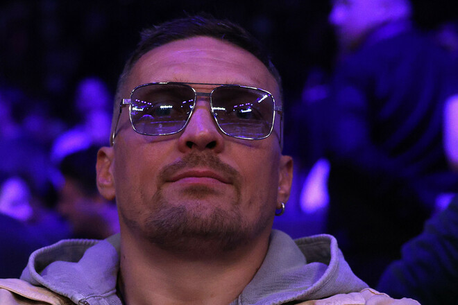 Усик прибыл в Эр-Рияд, где посетит большой вечер бокса от Турки Аль-Шейха