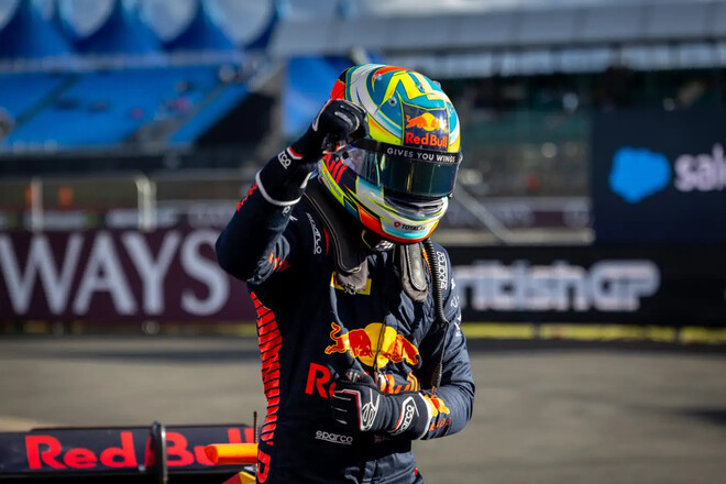 ФОТО.  Будущая звезда Ред Булл завершил тесты болида Формулы-1