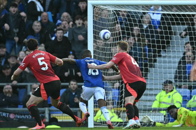 ВИДЕО. Судья отменил пенальти на 90+6-й минуте матча Эвертон – Ман Юнайтед