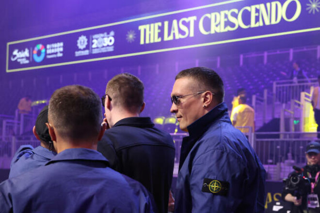 ВИДЕО. Усик прибыл на скромную арену в Эр-Рияде на большое шоу бокса