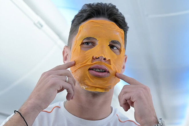 ФОТО. Навіщо футболісти Шахтаря одягли помаранчеві косметичні маски?