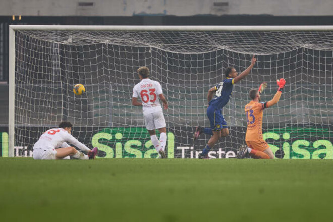 ВИДЕО. Верона одолела Фиорентину, забив на 90+5. Ужасная травма Мойзе Кина