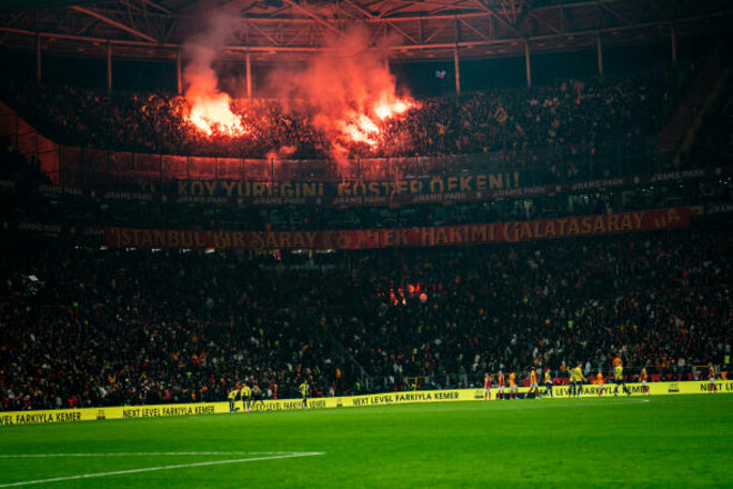 ВИДЕО. Фанаты Фенербахче бросали фаеры в болельщиков Галатасарая