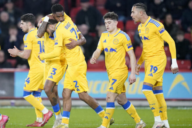 Чемпионшип. Яркая победа Лидса в матче лидеров, Плимут Таловерова на дне