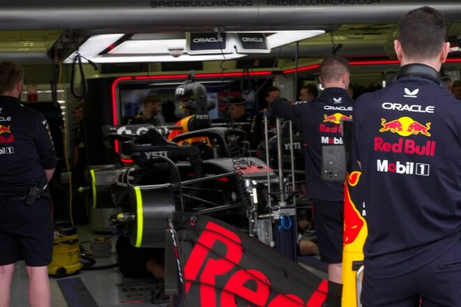 Поломка Ред Булл RB21. Тестовый день для Лоусона завершился досрочно