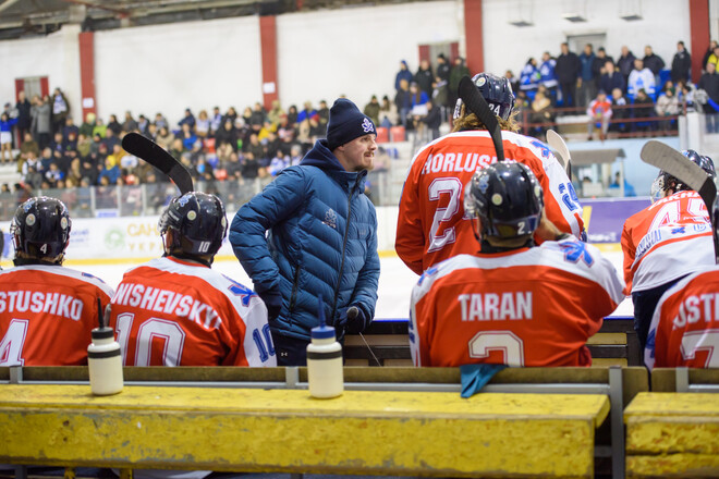Редкий случай в матче ЧУ по хоккею. Шайбу смог вынуть только сервисмен