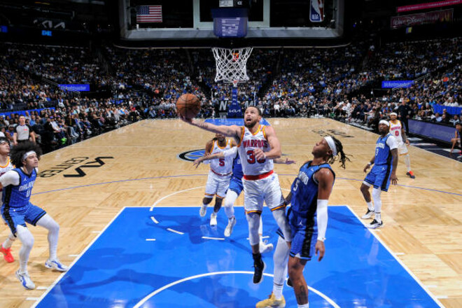 ВИДЕО. Стефен Карри забросил трехочковый с собственной половины площадки