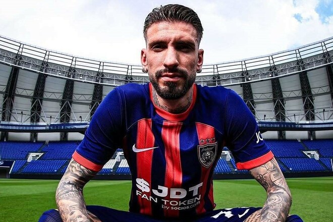 ОФИЦИАЛЬНО. Бывший вингер Милана переехал в экзотический чемпионат