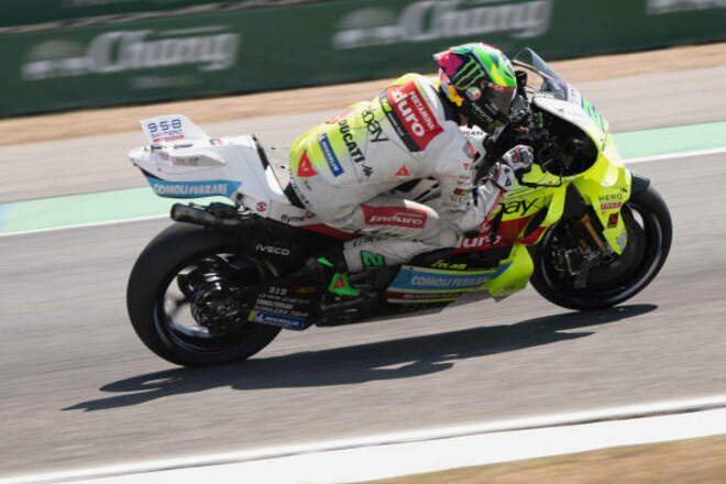 ВИДЕО. Помешал экс-чемпиону. Первое наказание в сезоне MotoGP 2025