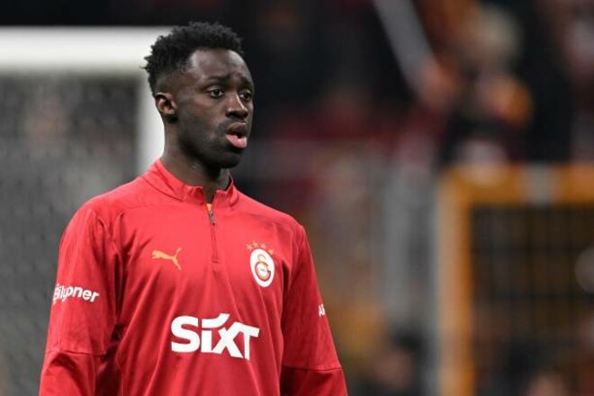 ФОТО. Не стримався. Захисник Галатасарая заснув на лаві запасних