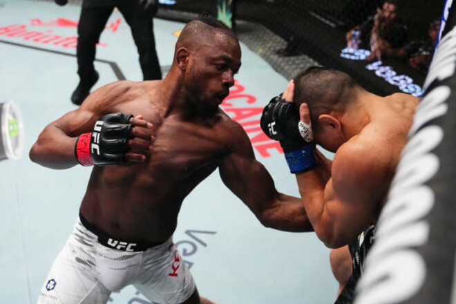 Асу Алмабаев уступил техническим нокаутом в главном поединке UFC