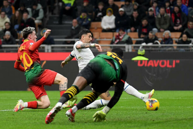 Милан уступил в меньшинстве Лацио, пропустив с пенальти на 90+8 мин