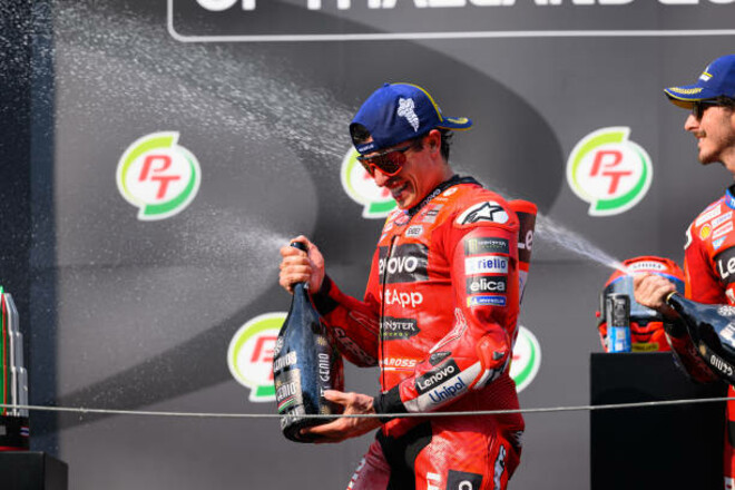 Повторил достижение легенды. Марк Маркес сравнялся с бывшим напарником