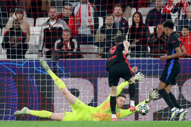 ВИДЕО. Три сейва подряд! Как Трубин героически спас Бенфику против Барсы