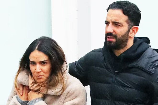 ФОТО. У топ-тренера проблемы с женой. Она хочет покинуть нынешний клуб мужа