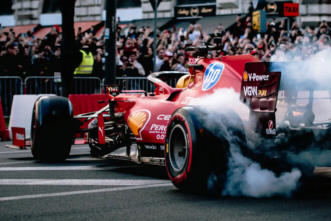 ВИДЕО. Хэмилтон в красном: звездный пилот подарил шоу фанатам в Милане