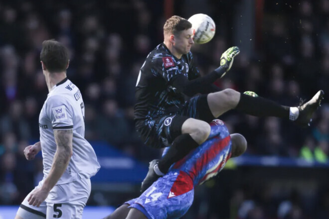 Агрессивный прыжок. Голкипер Миллуолла получил шесть матчей дисквалификации