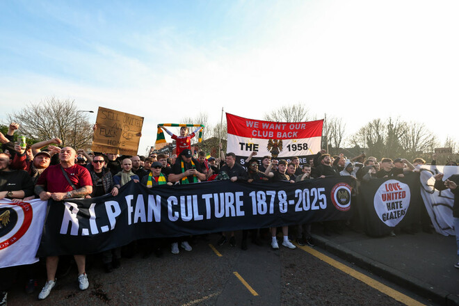 Перед матчем с Арсеналом фанаты Ман Юнайтед провели акцию протеста