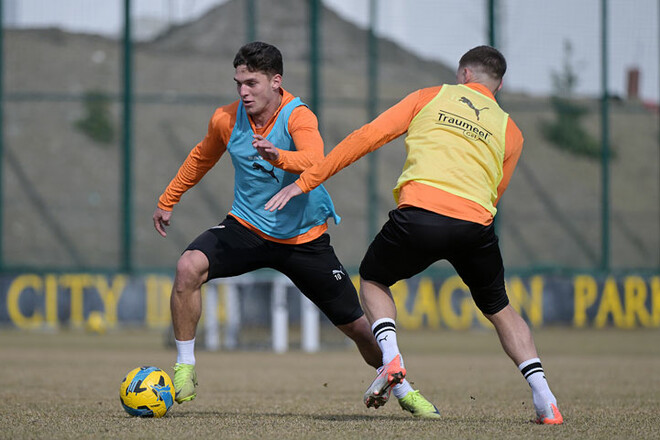 ФОТО. Несподіваний гість. Шахтар провів тренування перед грою з Карпатами