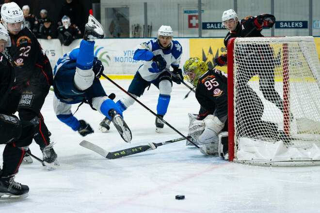 Матч-вогонь у Кременчуці: бійка воротаря, кров та 132 хвилини штрафу. Відео