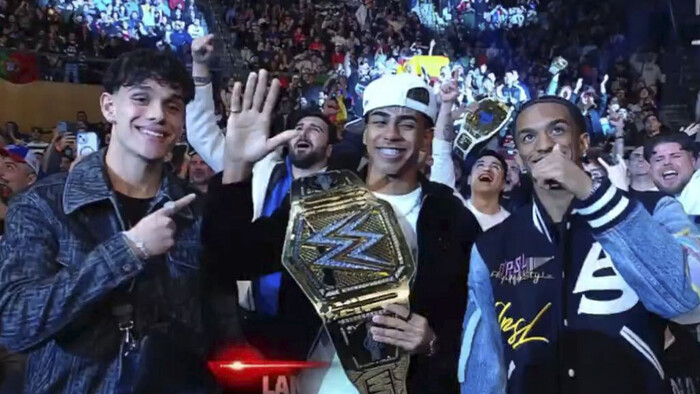 ВИДЕО. Футболист Барселоны засветился на WWE. Он стоял с чемпионским поясом